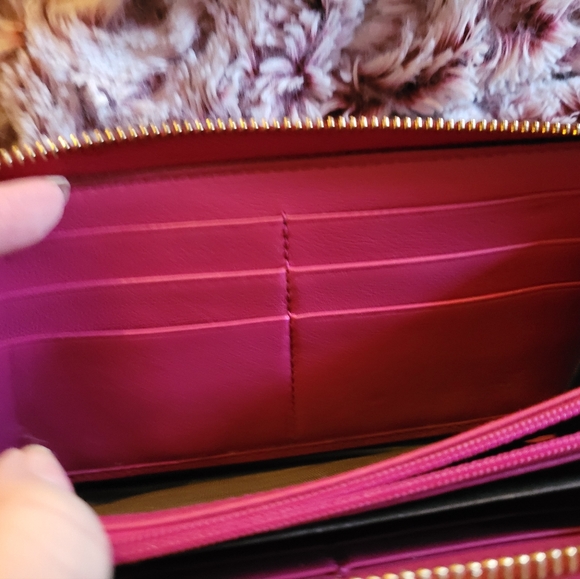 Authentic Gucci soho pink wallet💗 Lots of card slots. Get your Gucci on. - Picture 10 of 11